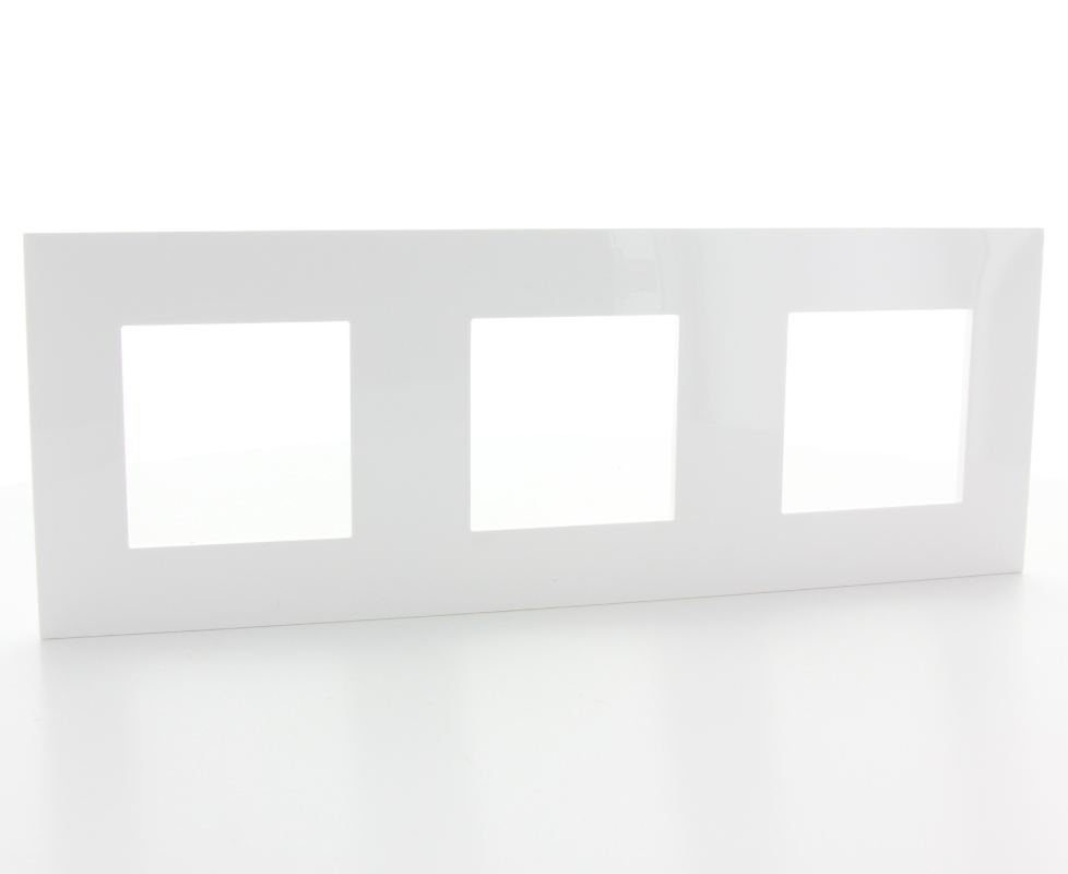 LEGRAND VAL PLAQUE 3 POSTES HOR/VERT ENTRAXE 71M M BLANC